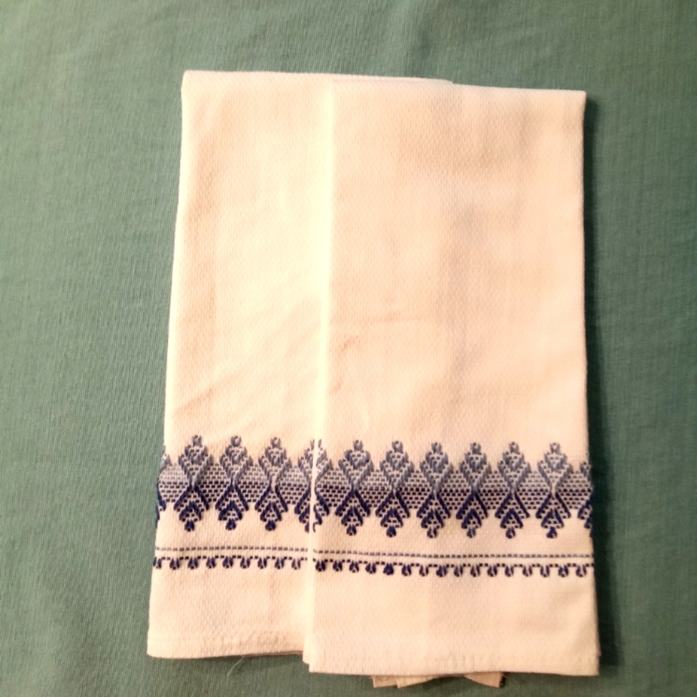 Vintage Fingertip Towels, White w/Blue Needlepoint Design